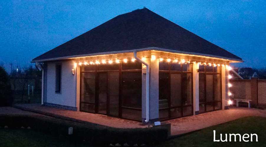 Новогодняя иллюминиция. Дом украшенный яркой гирляндой Belt Light