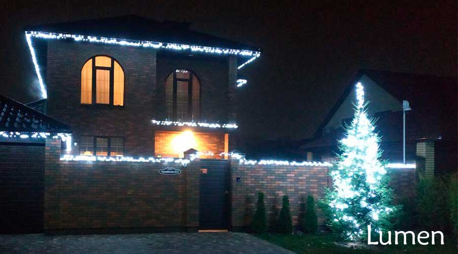 Дом украшенный новогодней гирляндой String Light